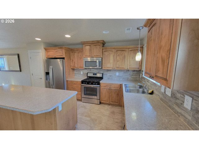 1570 W BASIL St, Roseburg, OR 97471