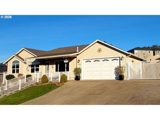 1570 W BASIL St, Roseburg, OR 97471