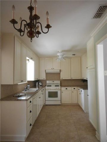 902 Wilshire Pl, Corpus Christi, TX 78411