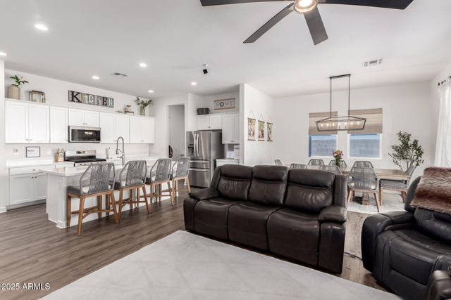 3914 W SERPENTINE Drive, San Tan Valley, AZ 85144