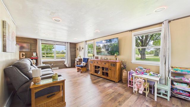 4020 N BALLARD ROAD, Appleton, WI 54913