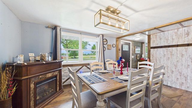 4020 N BALLARD ROAD, Appleton, WI 54913