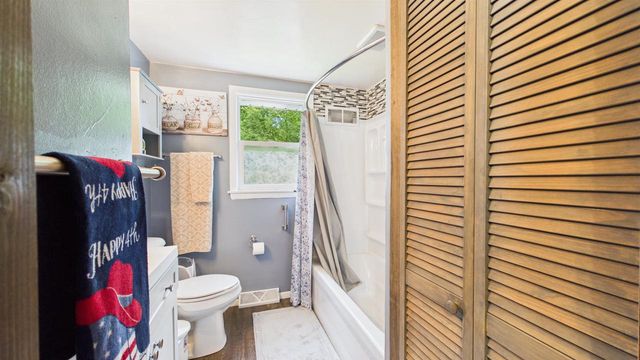 4020 N BALLARD ROAD, Appleton, WI 54913