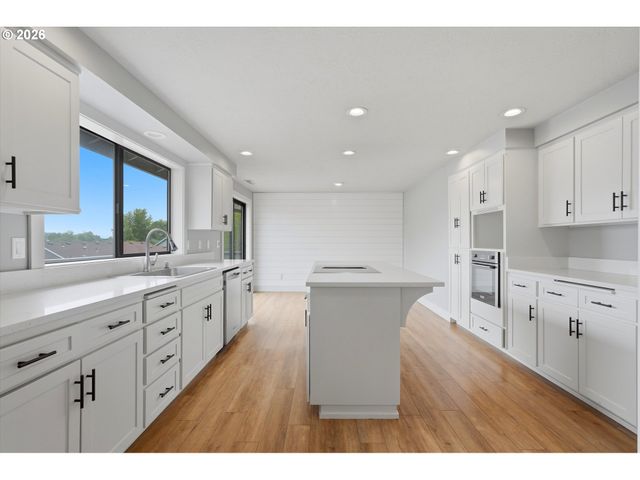 2069 FLAG STONE Ct N, Keizer, OR 97303