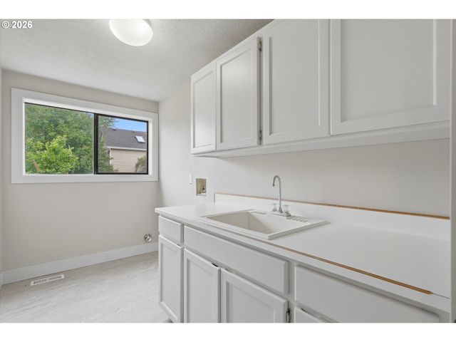 2069 FLAG STONE Ct N, Keizer, OR 97303