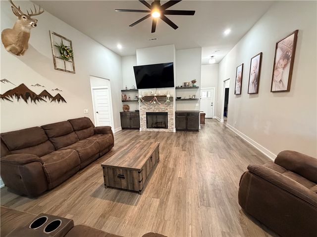 225 Ryder Street, Gentry, AR 72734