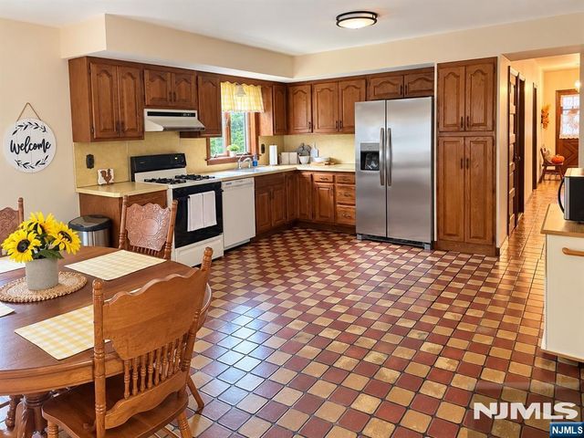 309 Erie Avenue, Midland Park, NJ 07432