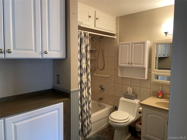 32 Park Ave 6, Amityville, NY 11701