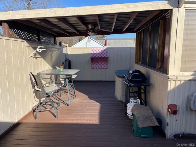 32 Park Ave 6, Amityville, NY 11701