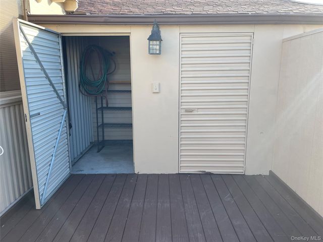 32 Park Ave 6, Amityville, NY 11701