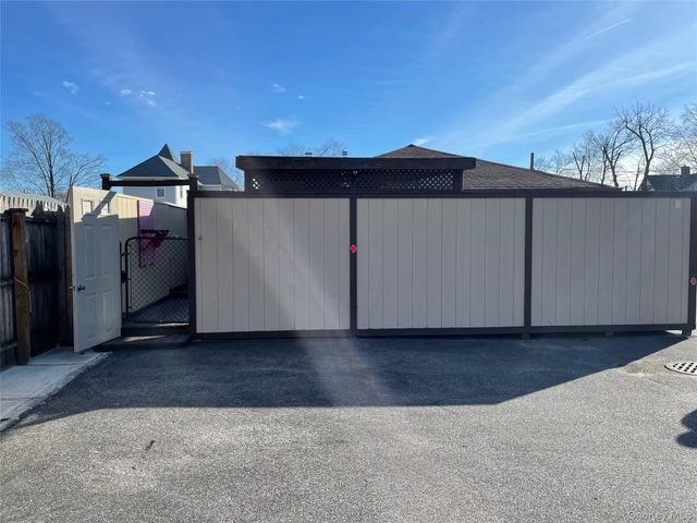 32 Park Ave 6, Amityville, NY 11701