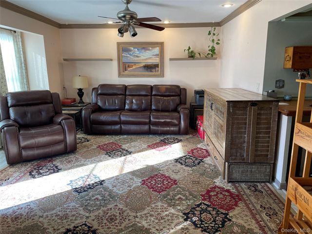 32 Park Ave 6, Amityville, NY 11701