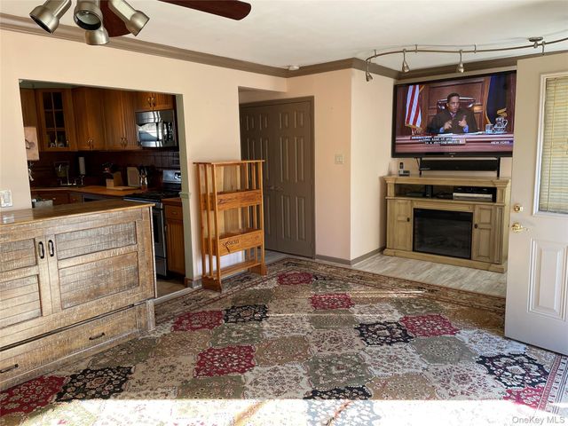 32 Park Ave 6, Amityville, NY 11701