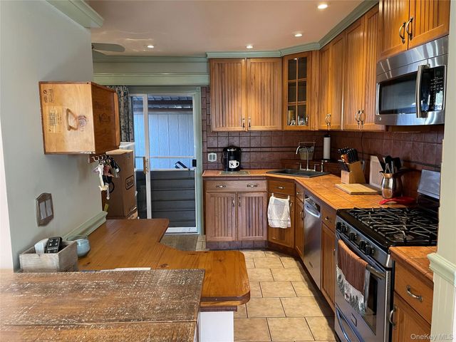32 Park Ave 6, Amityville, NY 11701