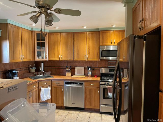 32 Park Ave 6, Amityville, NY 11701