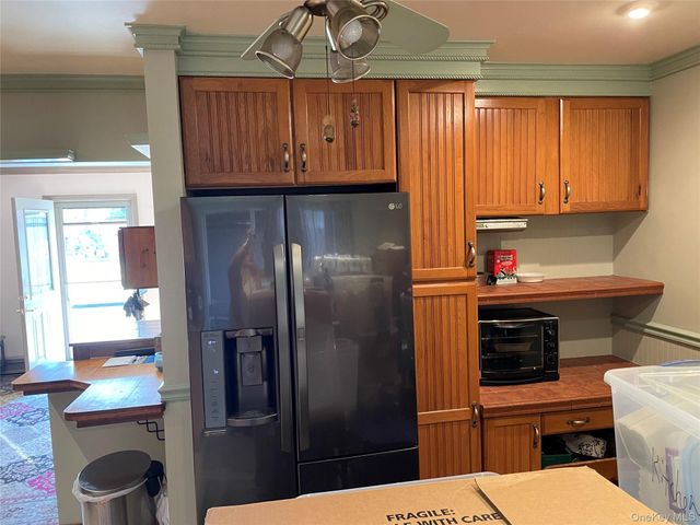 32 Park Ave 6, Amityville, NY 11701