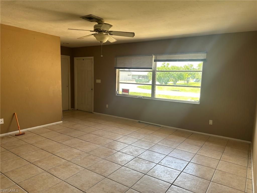 Image 3 of property listing at 1404 SE 34th TER, Cape Coral, FL 33904