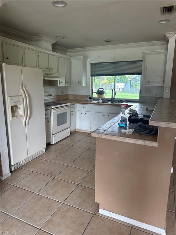 Image 4 of property listing at 1404 SE 34th TER, Cape Coral, FL 33904