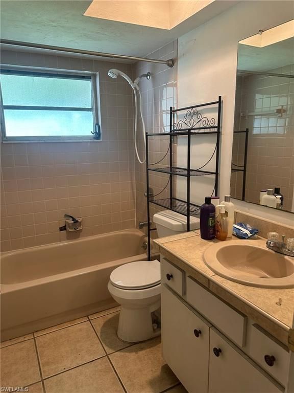 Image 6 of property listing at 1404 SE 34th TER, Cape Coral, FL 33904