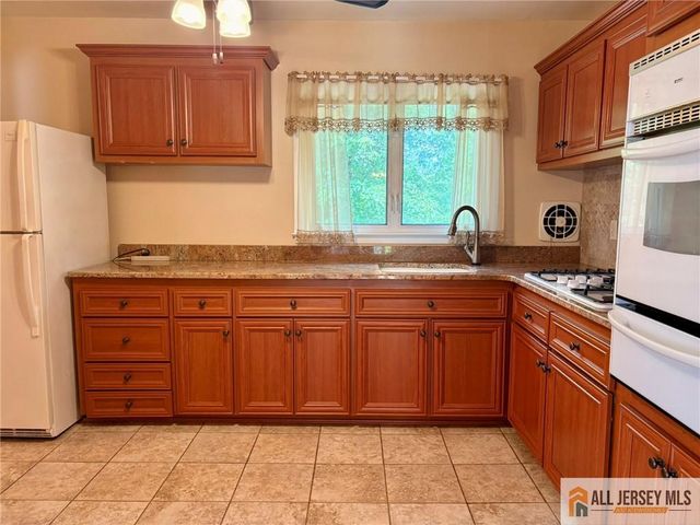 35 Wellington Road, East Brunswick, NJ 08816