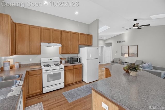 2697 Signature Circle, Hamburg Township, MI 48169