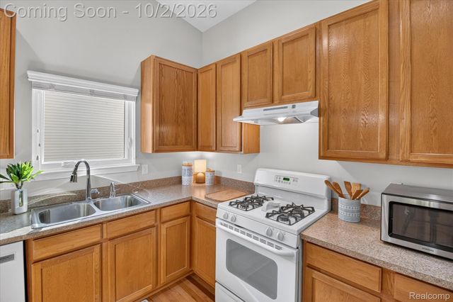 2697 Signature Circle, Hamburg Township, MI 48169
