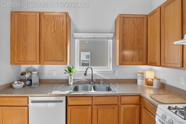 2697 Signature Circle, Hamburg Township, MI 48169