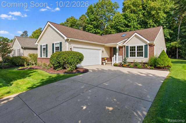 2697 Signature Circle, Hamburg Township, MI 48169