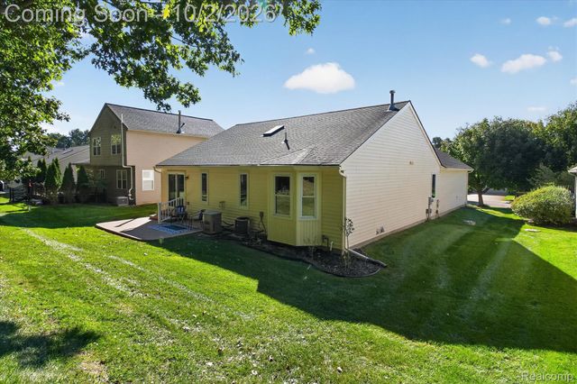 2697 Signature Circle, Hamburg Township, MI 48169