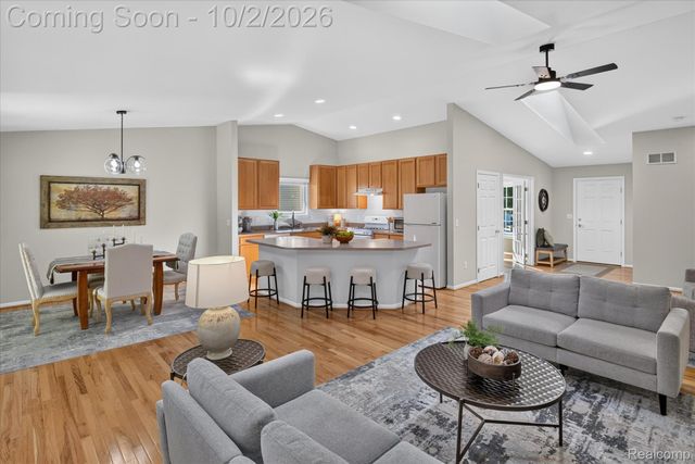 2697 Signature Circle, Hamburg Township, MI 48169