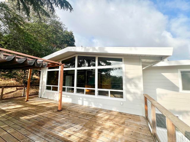 58 Pomona St, Crockett, CA 94525