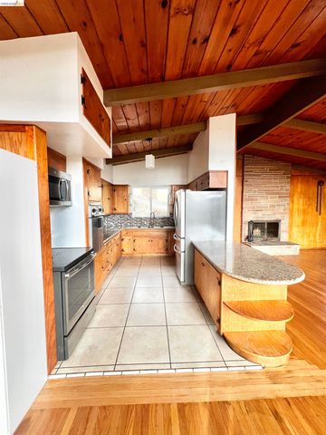 58 Pomona St, Crockett, CA 94525
