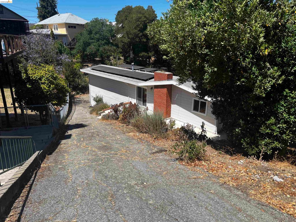 58 Pomona St, Crockett, CA 94525
