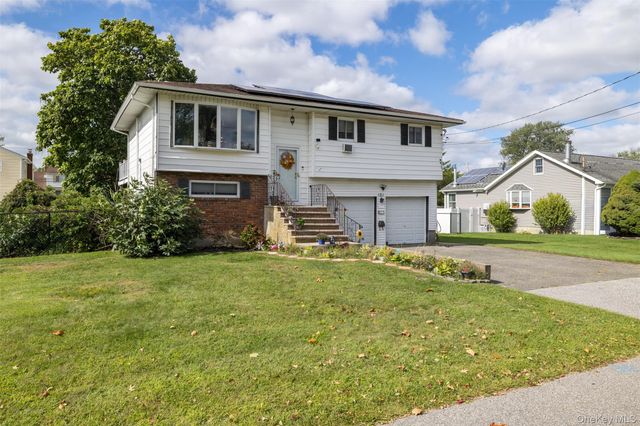 121 W Lake Drive, Lindenhurst, NY 11757