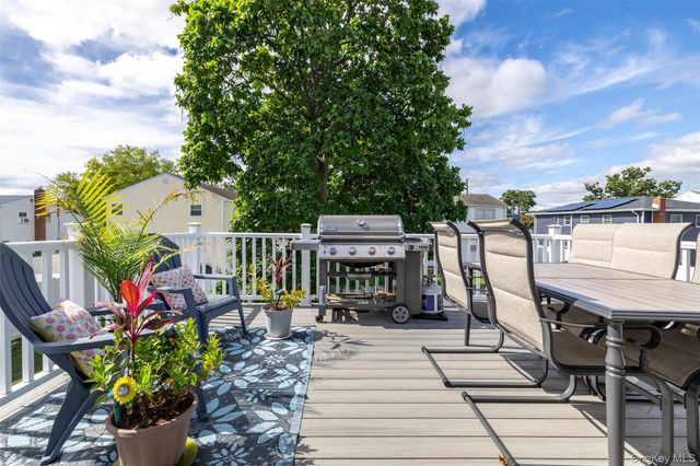 121 W Lake Drive, Lindenhurst, NY 11757
