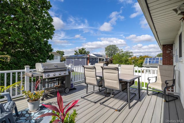 121 W Lake Drive, Lindenhurst, NY 11757