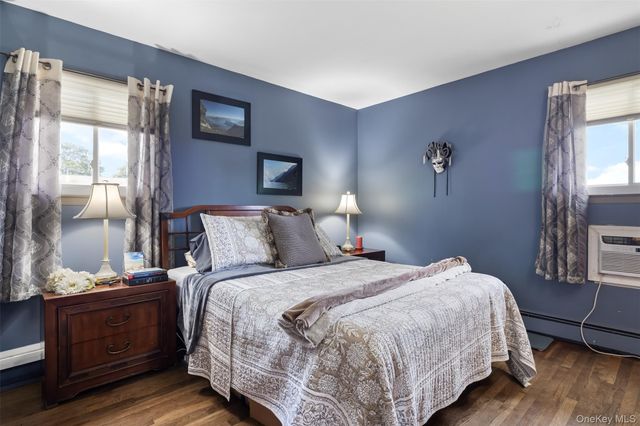 121 W Lake Drive, Lindenhurst, NY 11757