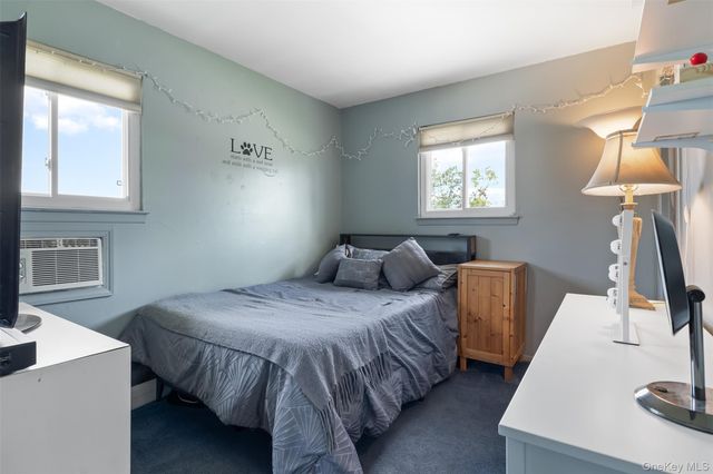 121 W Lake Drive, Lindenhurst, NY 11757