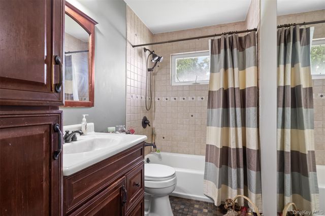 121 W Lake Drive, Lindenhurst, NY 11757