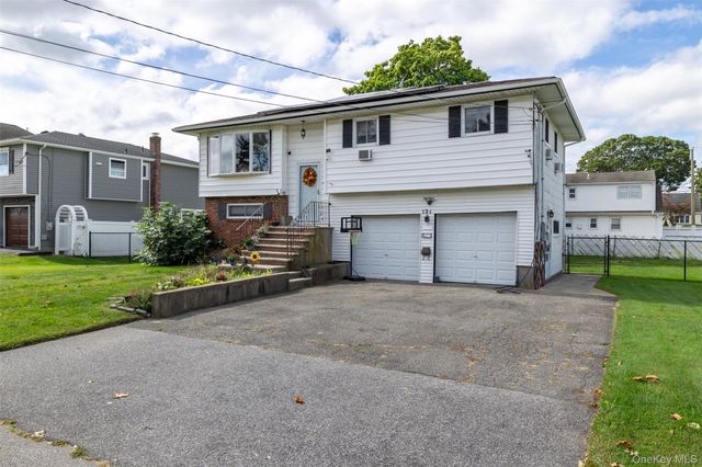 121 W Lake Drive, Lindenhurst, NY 11757