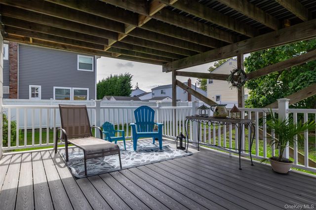 121 W Lake Drive, Lindenhurst, NY 11757