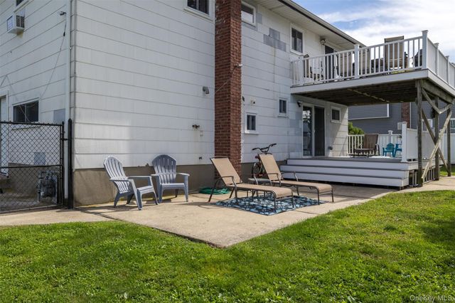 121 W Lake Drive, Lindenhurst, NY 11757