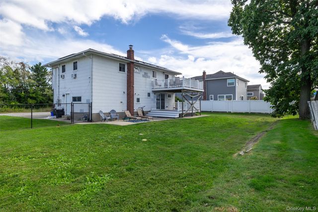 121 W Lake Drive, Lindenhurst, NY 11757