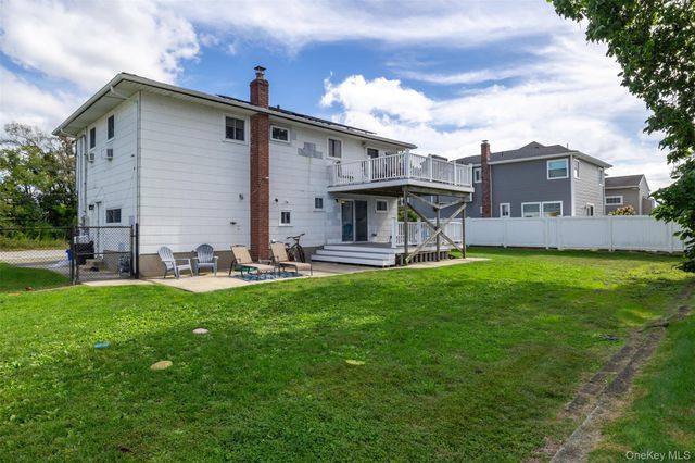 121 W Lake Drive, Lindenhurst, NY 11757