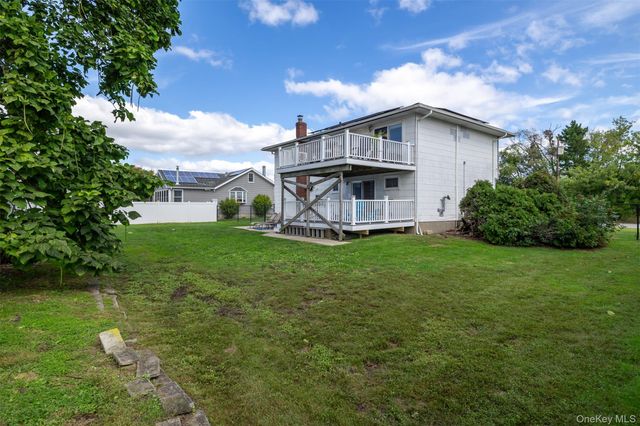 121 W Lake Drive, Lindenhurst, NY 11757