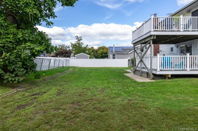 121 W Lake Drive, Lindenhurst, NY 11757