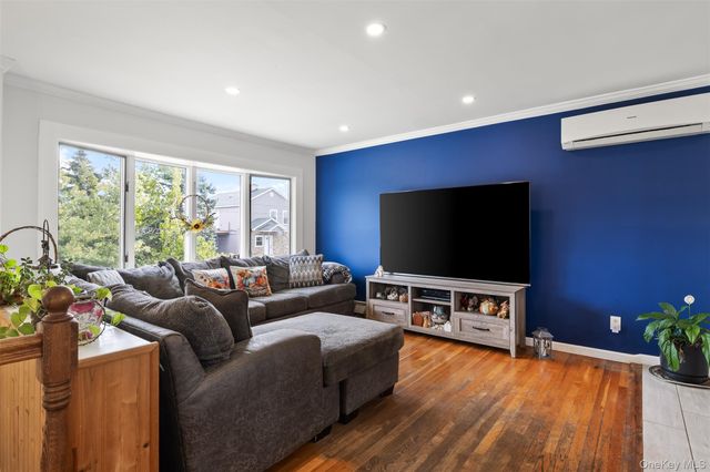 121 W Lake Drive, Lindenhurst, NY 11757