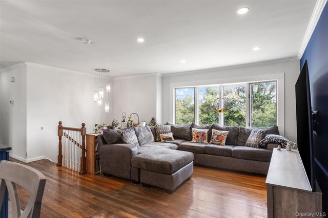 121 W Lake Drive, Lindenhurst, NY 11757