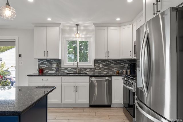 121 W Lake Drive, Lindenhurst, NY 11757