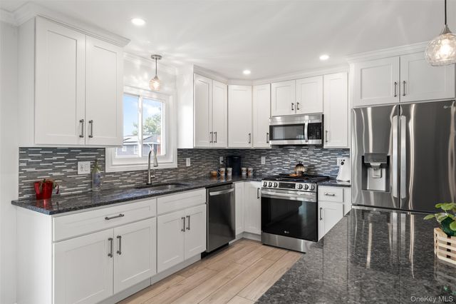 121 W Lake Drive, Lindenhurst, NY 11757
